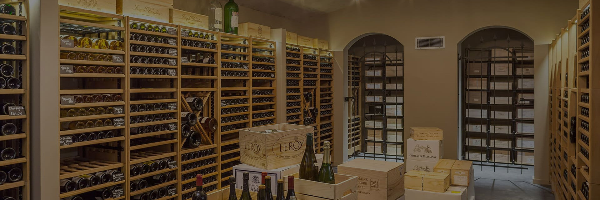 Der Name Modulothèque leitet sich von den zahlreichen zusammenzustellenden Modulen und der Idee ab, eine Sammlung wie in einer Bibliothek oder einer Weinbibliothek zu klassifizieren. Flaschenlager und Weinpräsentation