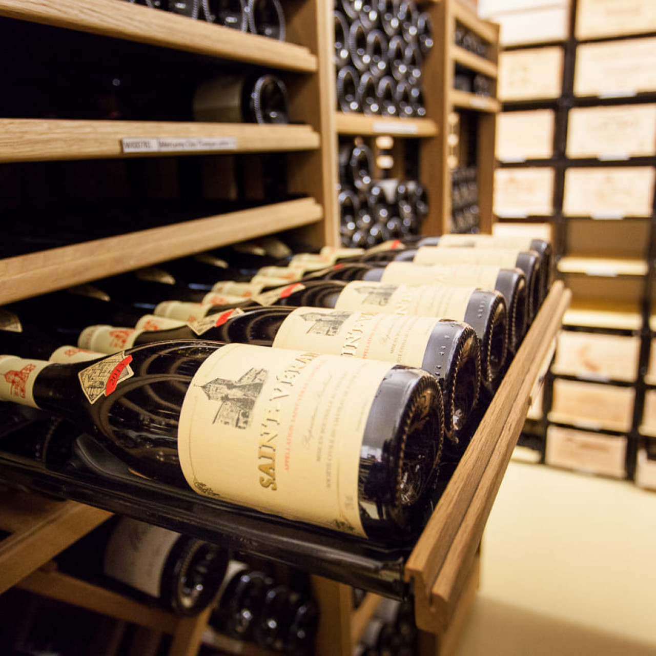 Flaschenregal mit verschiebbaren Regalen zur Klassifizierung Ihrer individuellen Weinsammlung mit sichtbaren Etiketten.