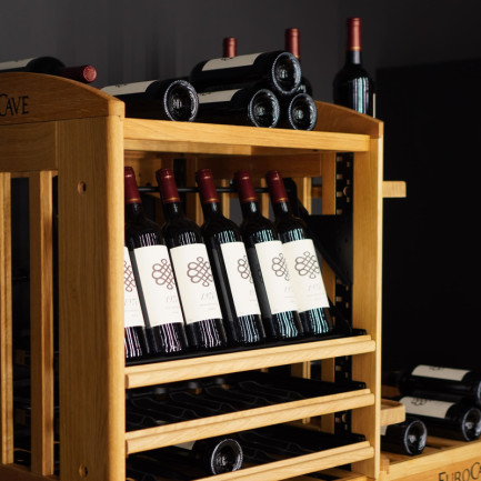Auf einem verschiebbaren Regal montiertes, bewegliches Display, um Ihre Flaschen klar zu sehen und zu präsentieren. Auf einem verschiebbaren Regal montiertes, bewegliches Display, um Ihre Flaschen klar zu sehen und zu präsentieren.