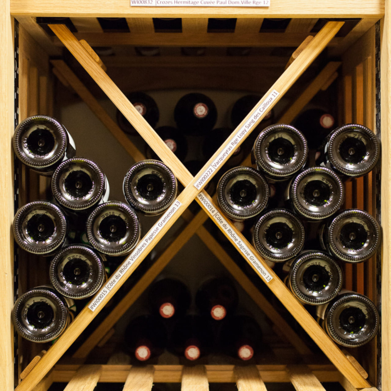 Kreuzmodul – Schrank mit stabilem festem Regal aus massivem Eichenholz zur sicheren gestapelten Aufbewahrung einer großen Menge Wein.