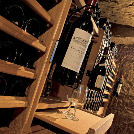 Barmöbel, damit Sie in Ihrem Verkostungsbereich ein Glas Wein mit Ihren weinliebenden Freunden genießen können. Barmöbel, damit Sie in Ihrem Verkostungsbereich ein Glas Wein mit Ihren weinliebenden Freunden genießen können.