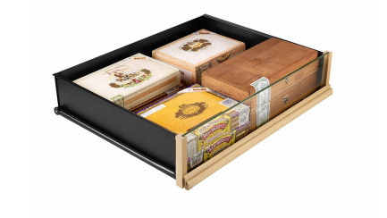 Ausziehbares Lagerregal für Zigarrenkisten. Ausziehbares Lagerregal für Zigarrenkisten.