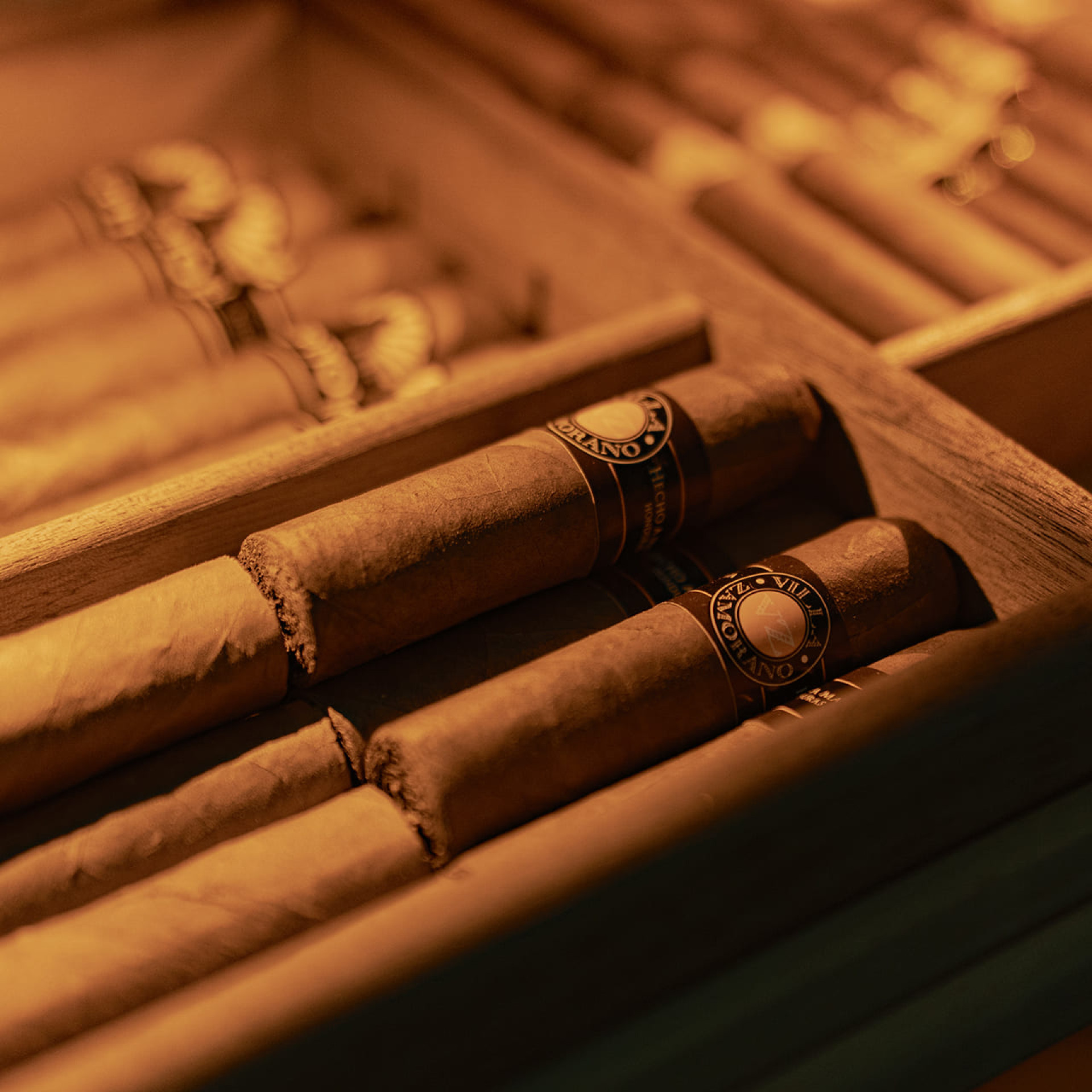 Individuelle Zigarrenaufbewahrung mit umsetzbaren Holzfächern. Organisieren Sie Ihre Sammlung in Ihrem Kleiderschrank.