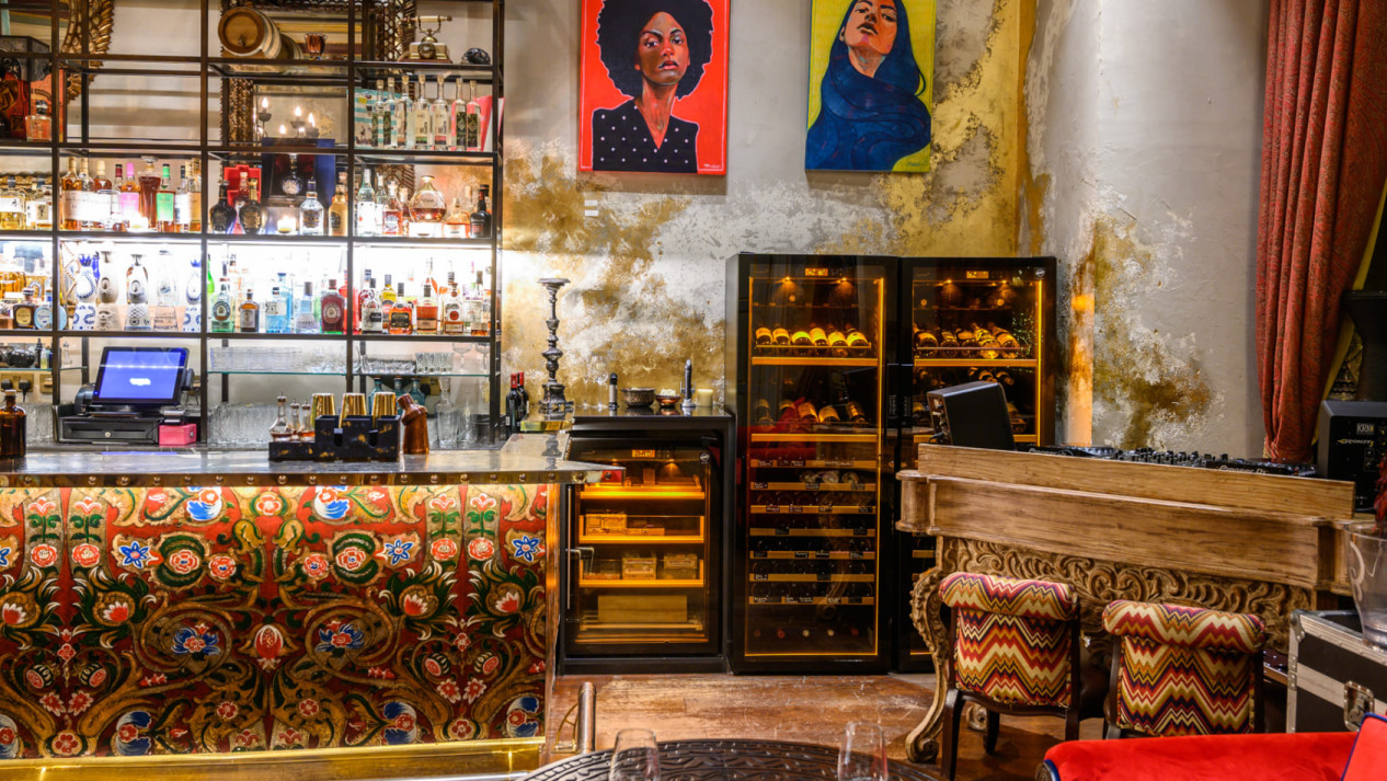 EuroCave Zigarren-Humidor in einem Restaurant. Sein großes Fassungsvermögen zur Aufbewahrung von Zigarren ist für Profis wie Zigarrenclubs, Loungebars etc. interessant.