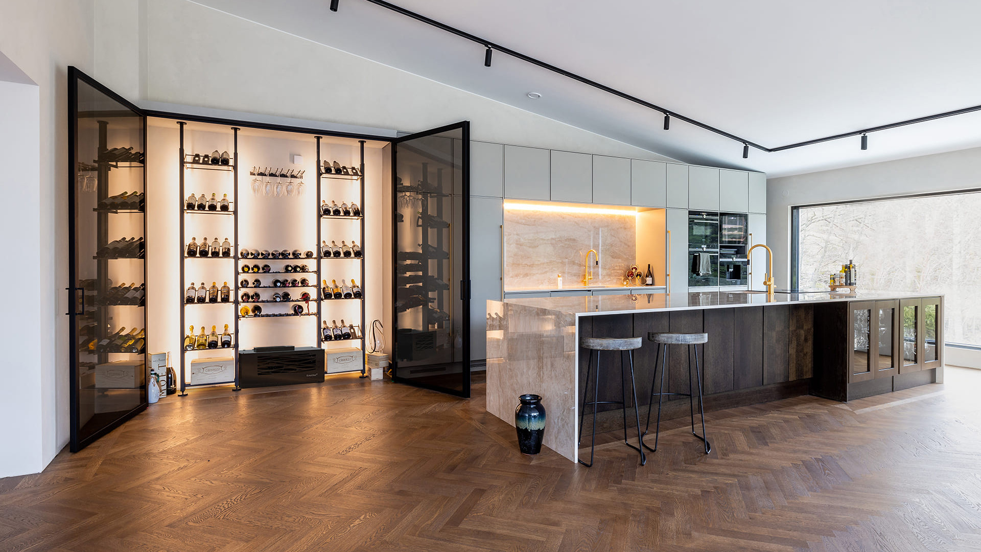 Maßgeschneiderter, klimatisierter Weinbereich. Beispiel für die Herstellung einer Glaswandvitrine in einer Luxusküche. Elegante Innenarchitektur. Maßgeschneiderter, klimatisierter Weinbereich. Beispiel für die Herstellung einer Glaswandvitrine in einer Luxusküche. Elegante Innenarchitektur.