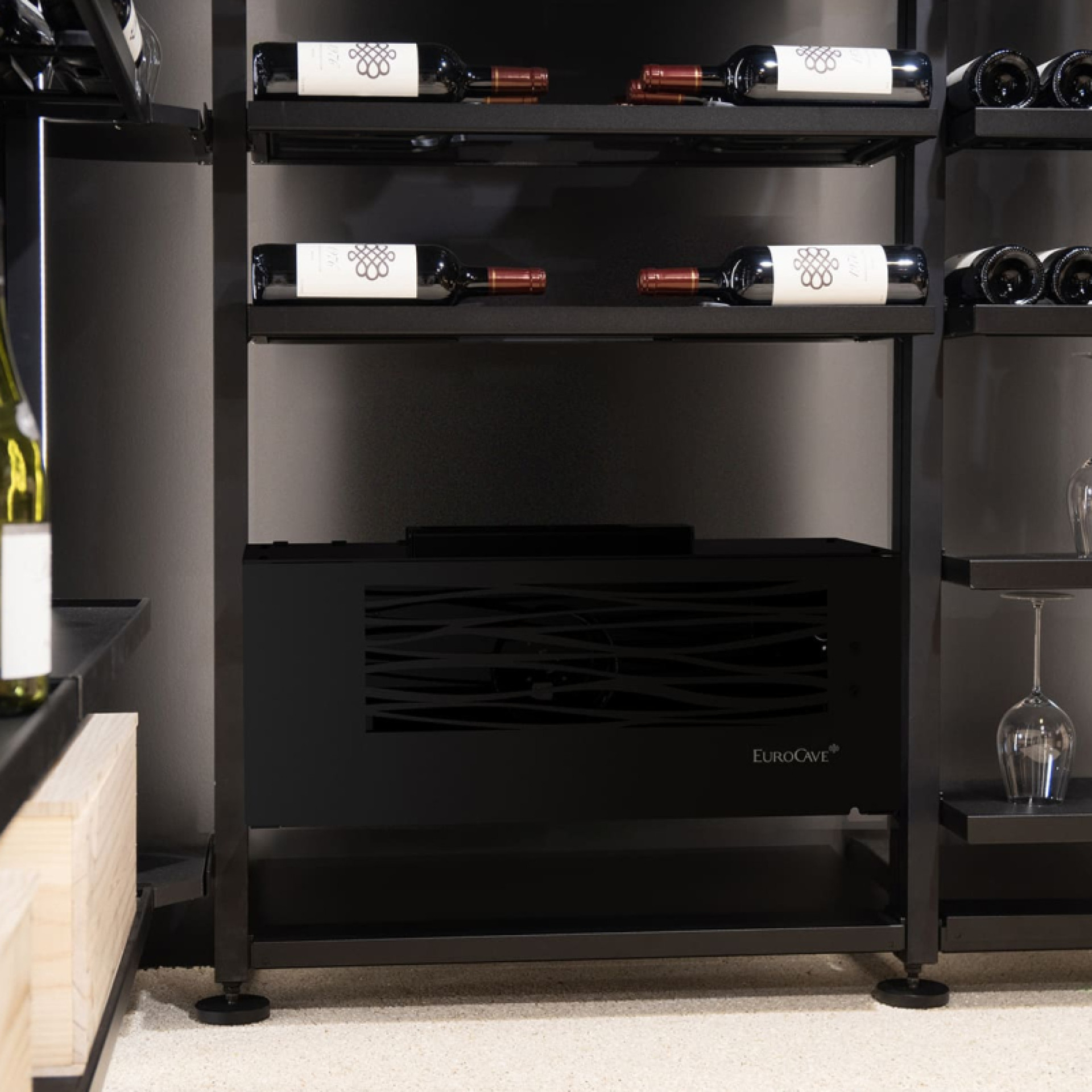 Kleine Weinkeller-Klimaanlage in glänzend schwarzem Design, Wasser-Split-System. Kompakt für eine einfache Installation, an der Wand befestigt oder auf dem Boden platziert.