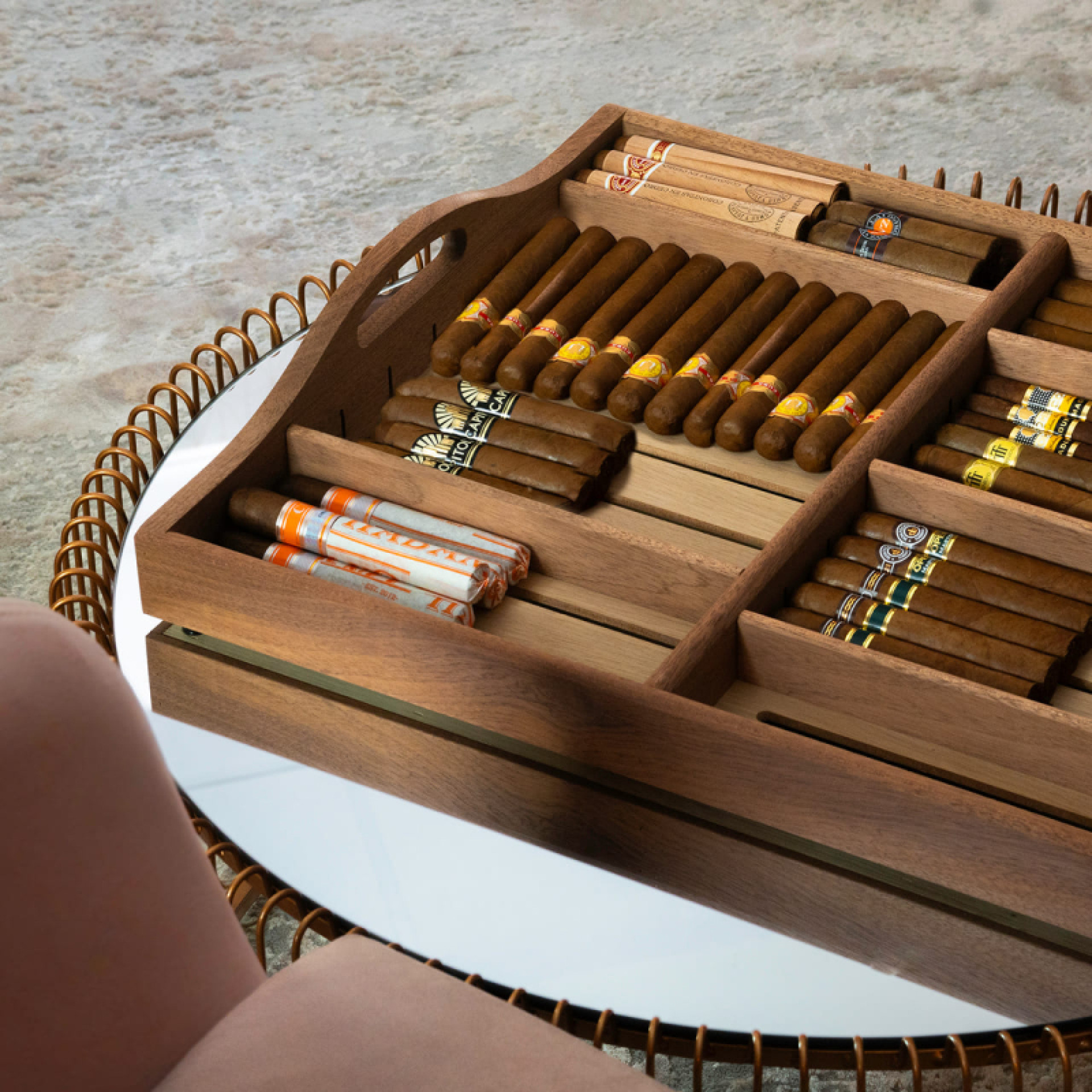 Ausziehbares Regal und herausnehmbares Zigarren-Serviertablett. Eine wunderschöne Präsentation von Zigarren, die Sie mit Ihren Gästen teilen können.