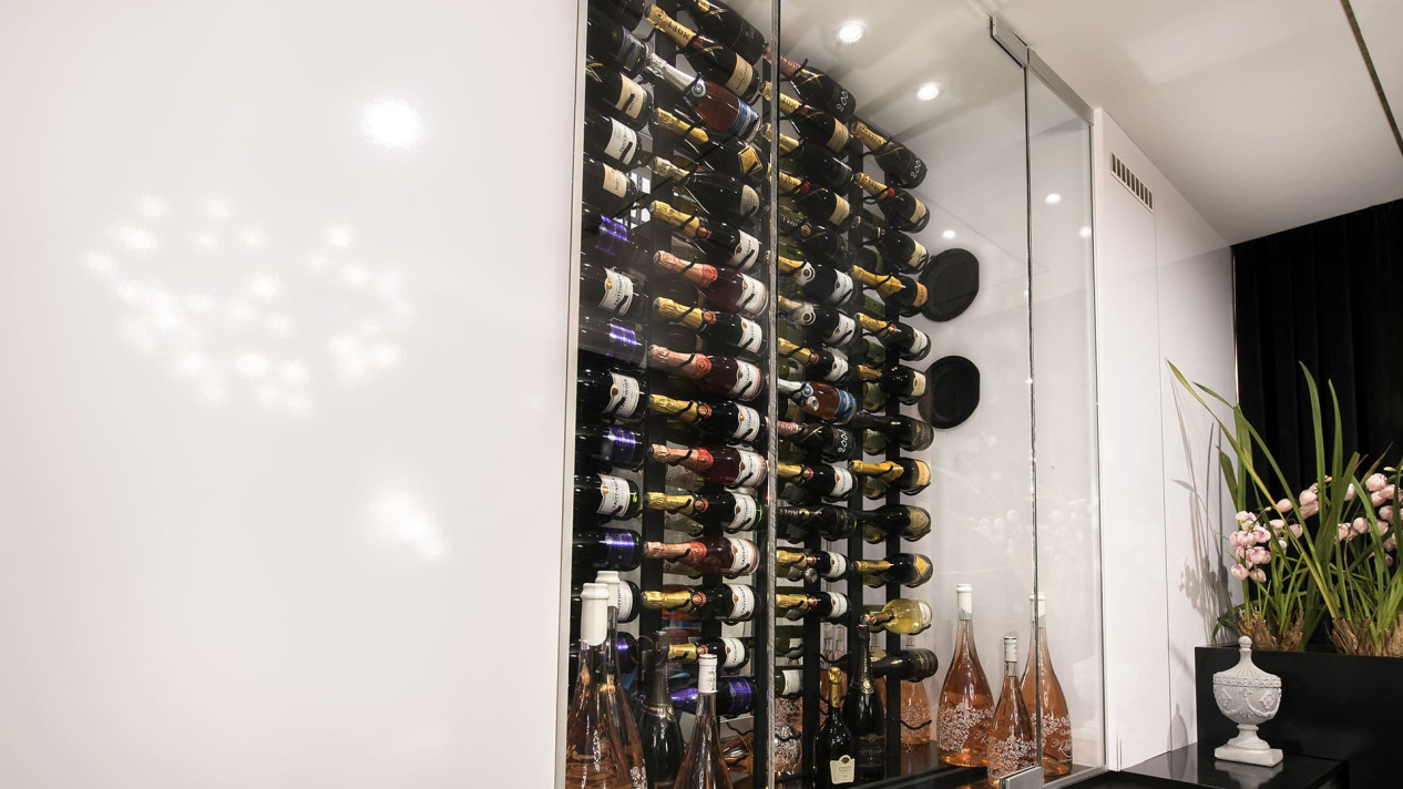 Einbau einer Klimaanlage in eine Champagnervitrine. Schaffung eines professionellen klimatisierten Weinraums. Finden Sie noch mehr Ideen für Kreationen. Einbau einer Klimaanlage in eine Champagnervitrine. Schaffung eines professionellen klimatisierten Weinraums. Finden Sie noch mehr Ideen für Kreationen.