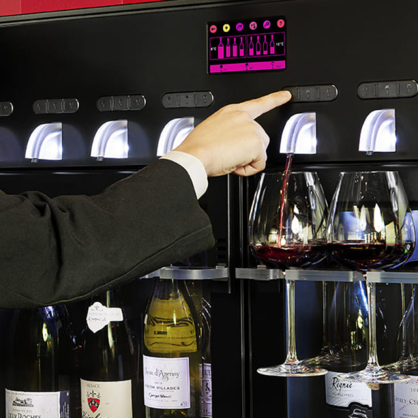 Weinspender und Lösung zum Ausschenken von Wein im Glas. Den Wein auf Temperatur bringen: System mit unabhängigen Temperaturfächern, das die Weißweinflaschen kühlt oder die Rotweinflaschen lagert und gleichzeitig die Qualität des Weins nach dem Öffnen bewahrt.