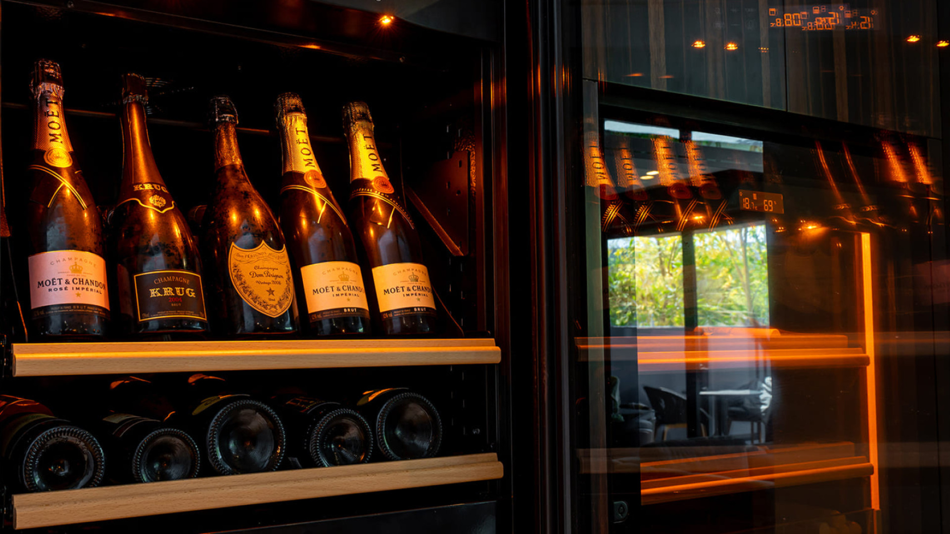 Zahlreiches Zubehör zur Aufbewahrung von Weinflaschen aller Größen und Formen. Hier ein Servicekeller mit wärmenden Champagnerflaschen auf einem Präsentationsregal. Zahlreiches Zubehör zur Aufbewahrung von Weinflaschen aller Größen und Formen. Hier ein Servicekeller mit wärmenden Champagnerflaschen auf einem Präsentationsregal.