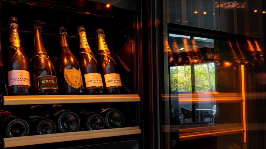 Zahlreiches Zubehör zur Aufbewahrung von Weinflaschen aller Größen und Formen. Hier ein Servicekeller mit wärmenden Champagnerflaschen auf einem Präsentationsregal. Zahlreiches Zubehör zur Aufbewahrung von Weinflaschen aller Größen und Formen. Hier ein Servicekeller mit wärmenden Champagnerflaschen auf einem Präsentationsregal.