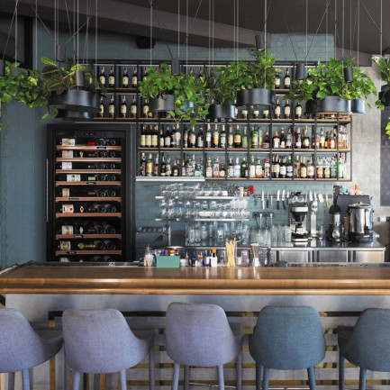 Professioneller Weinkühlschrank mit Temperaturskalierung hinter der Bar für servierbereite Rot-, Weiß- oder Roséweine. Professioneller Weinkühlschrank mit Temperaturskalierung hinter der Bar für servierbereite Rot-, Weiß- oder Roséweine.