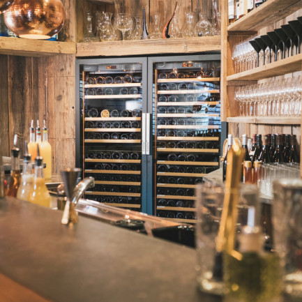 Professionelle Serviceschränke hinter der Theke: Zweizonen-Keller mit 2 unabhängigen Temperaturfächern und Multi-Temperatur-Keller. Professionelle Serviceschränke hinter der Theke: Zweizonen-Keller mit 2 unabhängigen Temperaturfächern und Multi-Temperatur-Keller.