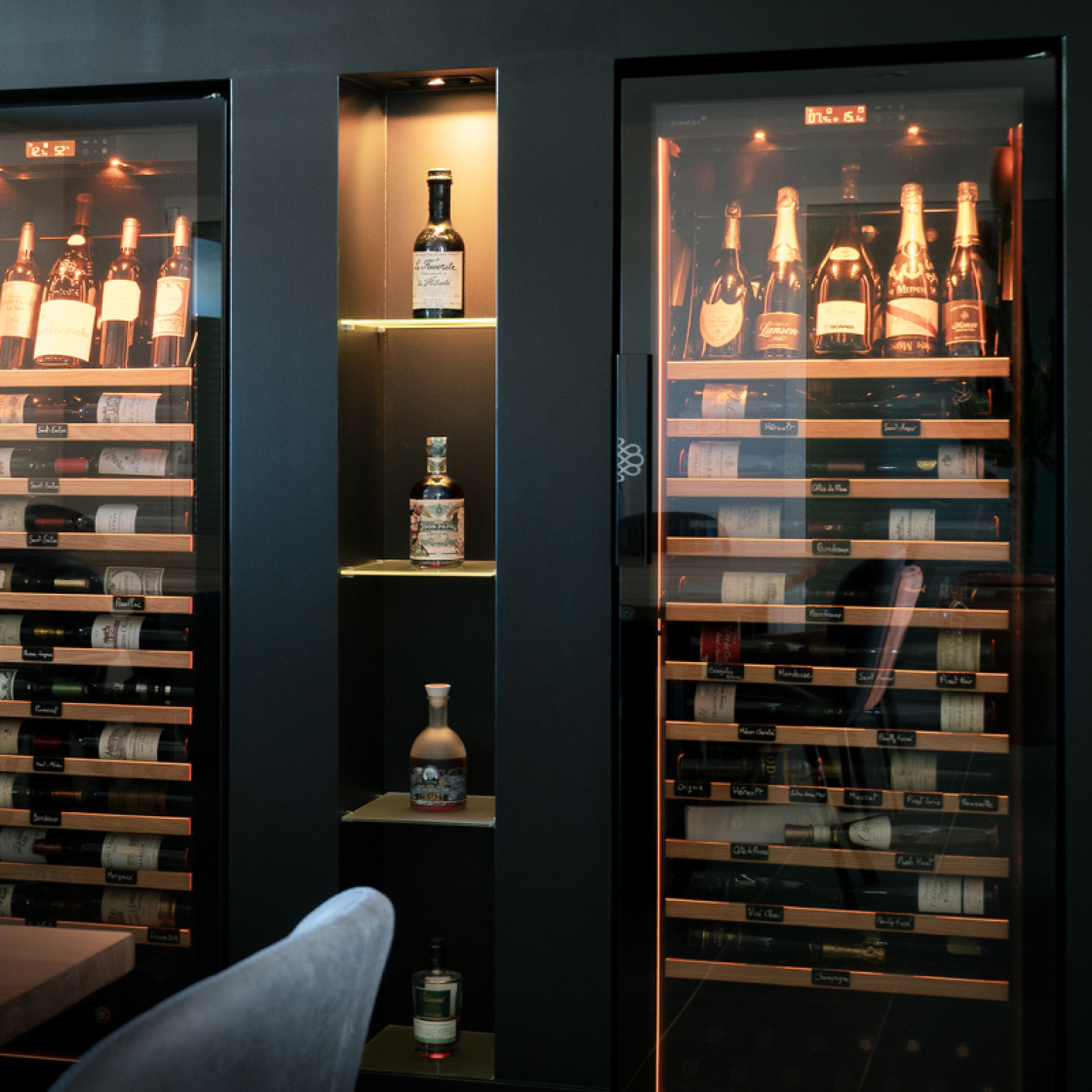 Professionelle Weinkeller mit Premium-Optionen, eingebaut in eine Nische in der Wand, mit schöner Flaschenbeleuchtung im Schrank.