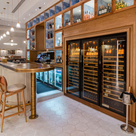 3 professionelle Serviceschränke mit standardmäßig integrierter Beleuchtung in einem maßgefertigten Holzelement, um die Weinkarte in diesem Restaurant zu bereichern. 3 professionelle Serviceschränke mit standardmäßig integrierter Beleuchtung in einem maßgefertigten Holzelement, um die Weinkarte in diesem Restaurant zu bereichern.