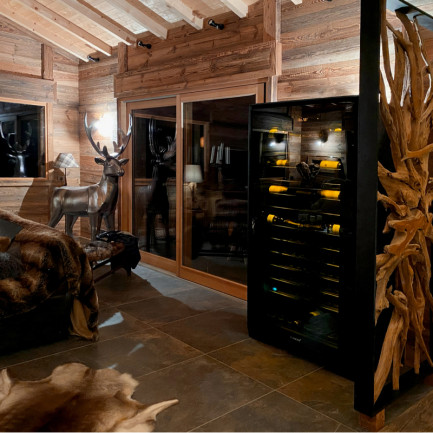 Luxus-Designweinkhülschrank: nummerierte, vollständig verglaste Tür, wählbare Verkleidungsfarbe für einen schönen Effekt in einem Empfangsraum. Luxus-Designweinkhülschrank: nummerierte, vollständig verglaste Tür, wählbare Verkleidungsfarbe für einen schönen Effekt in einem Empfangsraum.