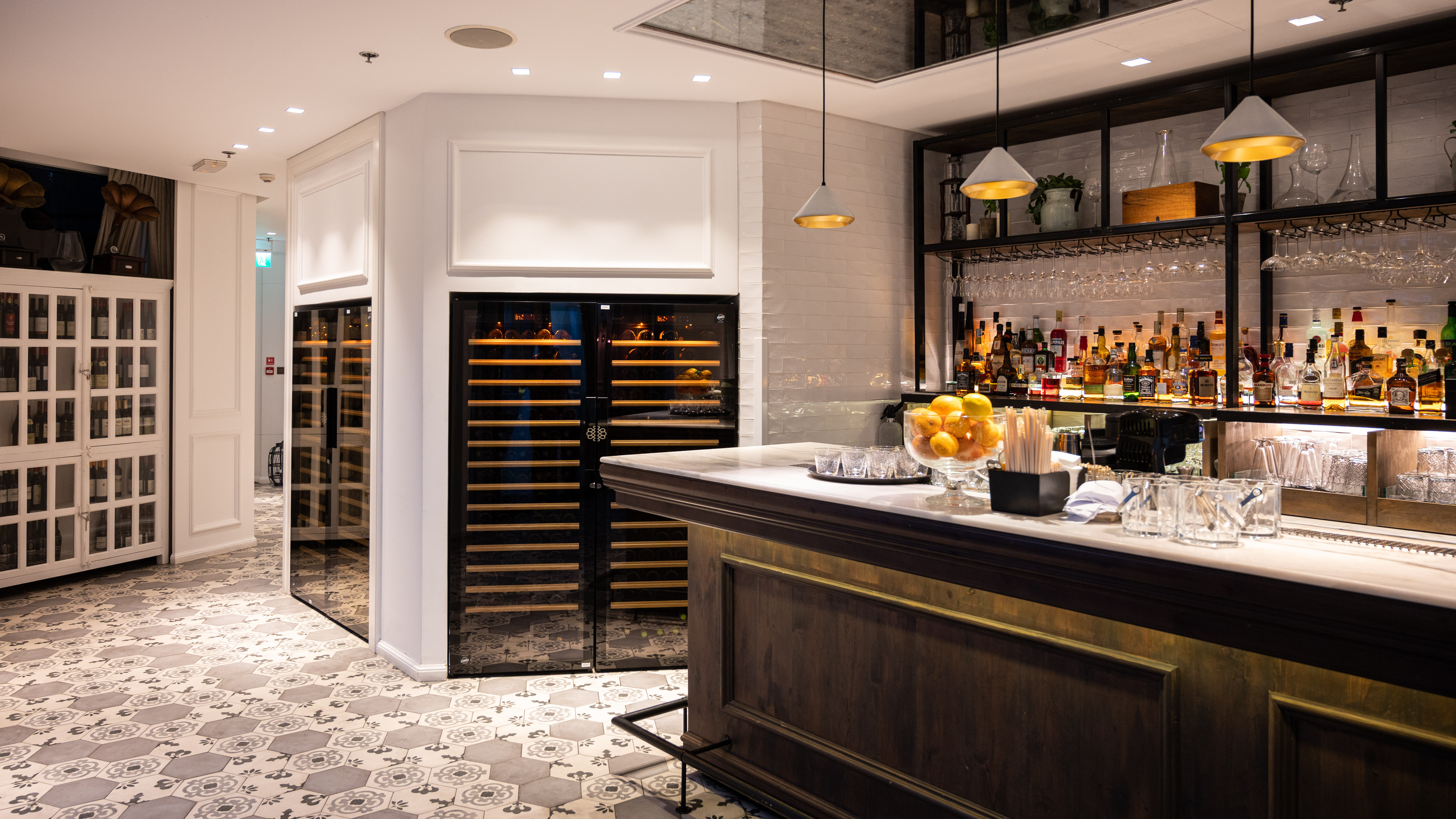 Klimatisierte Weinräume, Glasvitrinen, Kühlvitrinen, professionelle Weinkeller oder Weinkhülschrank – entdecken Sie unsere schönsten Installationen in Lokalen mit außergewöhnlicher Dekoration. Klimatisierte Weinräume, Glasvitrinen, Kühlvitrinen, professionelle Weinkeller oder Weinkhülschrank – entdecken Sie unsere schönsten Installationen in Lokalen mit außergewöhnlicher Dekoration.