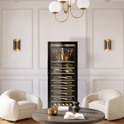 Champagner muss vor der Verkostung auf Temperatur gehalten werden. Professioneller 1-Temperatur-Khülschrank mit speziell entwickelter Ausrüstung für die Unterbringung aller Formen von Champagnerflaschen bis hin zu Magnumflaschen. Champagner muss vor der Verkostung auf Temperatur gehalten werden. Professioneller 1-Temperatur-Khülschrank mit speziell entwickelter Ausrüstung für die Unterbringung aller Formen von Champagnerflaschen bis hin zu Magnumflaschen.