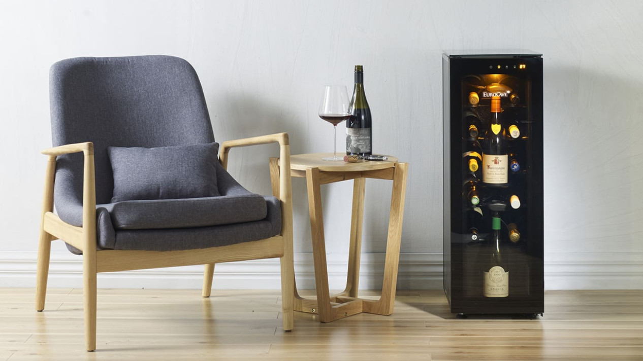 Mini-Weinbar, perfekt für einen Loungebereich, einen Verkostungsraum oder eine Luxushotelsuite. Unverzichtbare Ausrüstung für ein außergewöhnliches Kundenerlebnis. Mini-Weinbar, perfekt für einen Loungebereich, einen Verkostungsraum oder eine Luxushotelsuite. Unverzichtbare Ausrüstung für ein außergewöhnliches Kundenerlebnis.