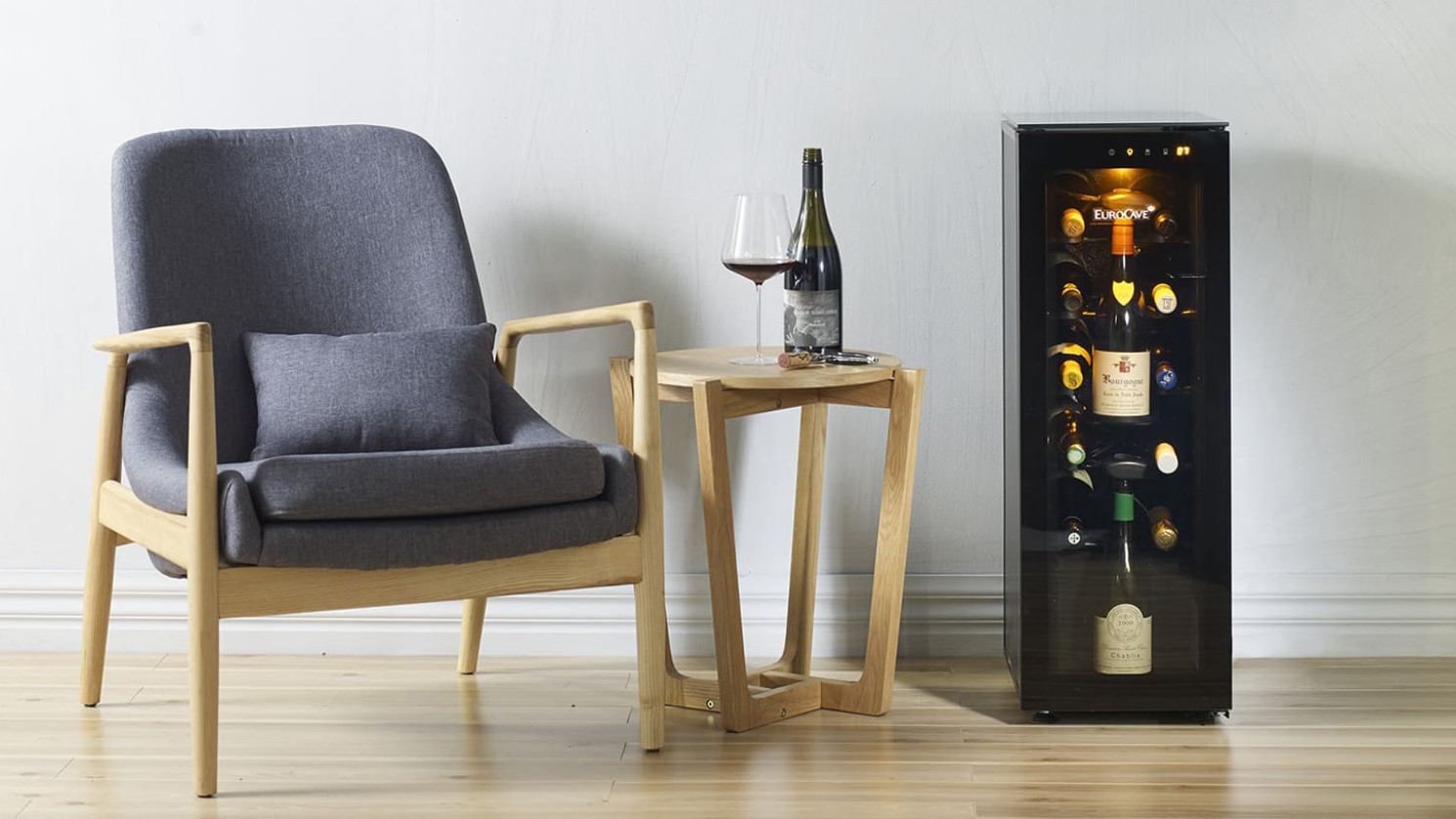 Mini-Weinbar, perfekt für einen Loungebereich, einen Verkostungsraum oder eine Luxushotelsuite. Unverzichtbare Ausrüstung für ein außergewöhnliches Kundenerlebnis.