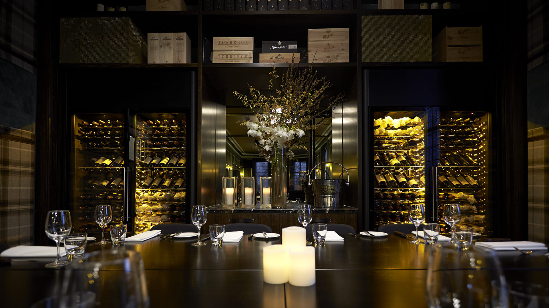 Integration professioneller gekühlter Weinvitrinen in dieses private Restaurant-Lounge-Layout. Hinterlassen Sie einen starken Eindruck und unterstreichen Sie Ihre Persönlichkeit mit der einzigartigen Inneneinrichtung eines Restaurants.