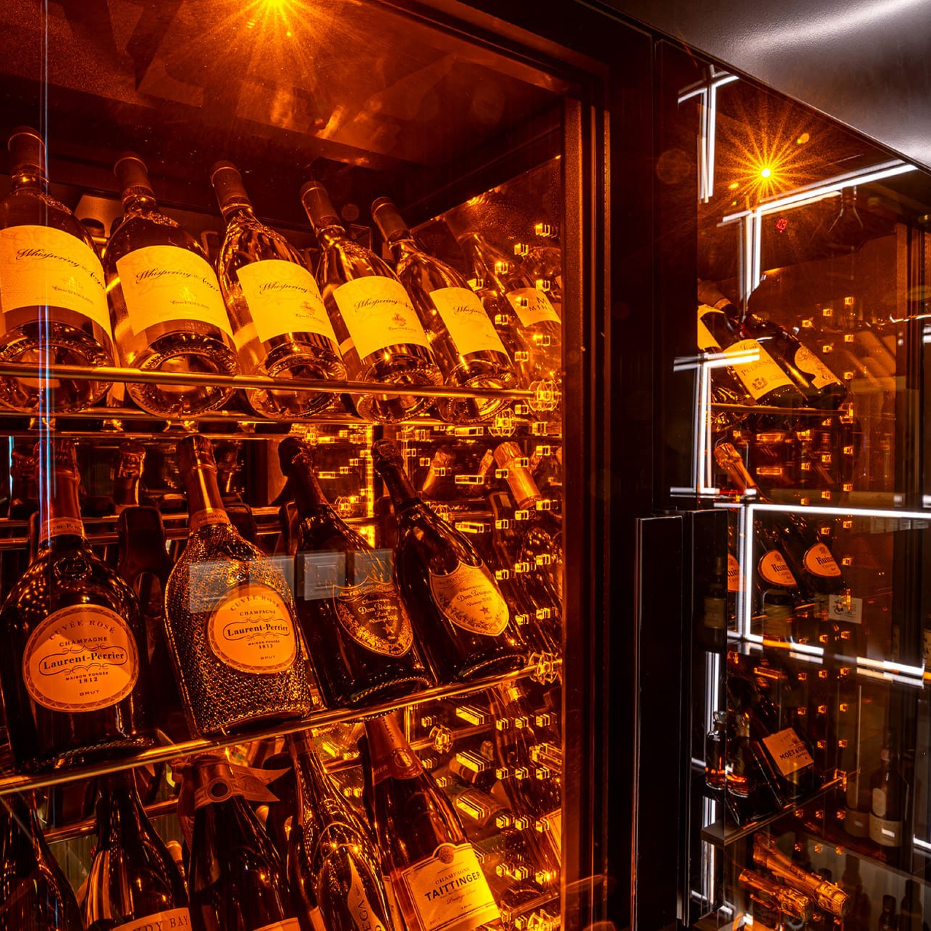 Weinvitrine mit Doppeltür aus Glas mit integrierter Beleuchtung und Lichtspiel auf den Spiegeln und Materialien; Erregen Sie Aufmerksamkeit und steigern Sie Ihren Weinumsatz mit toller Werbung für Ihre Weinkarte.