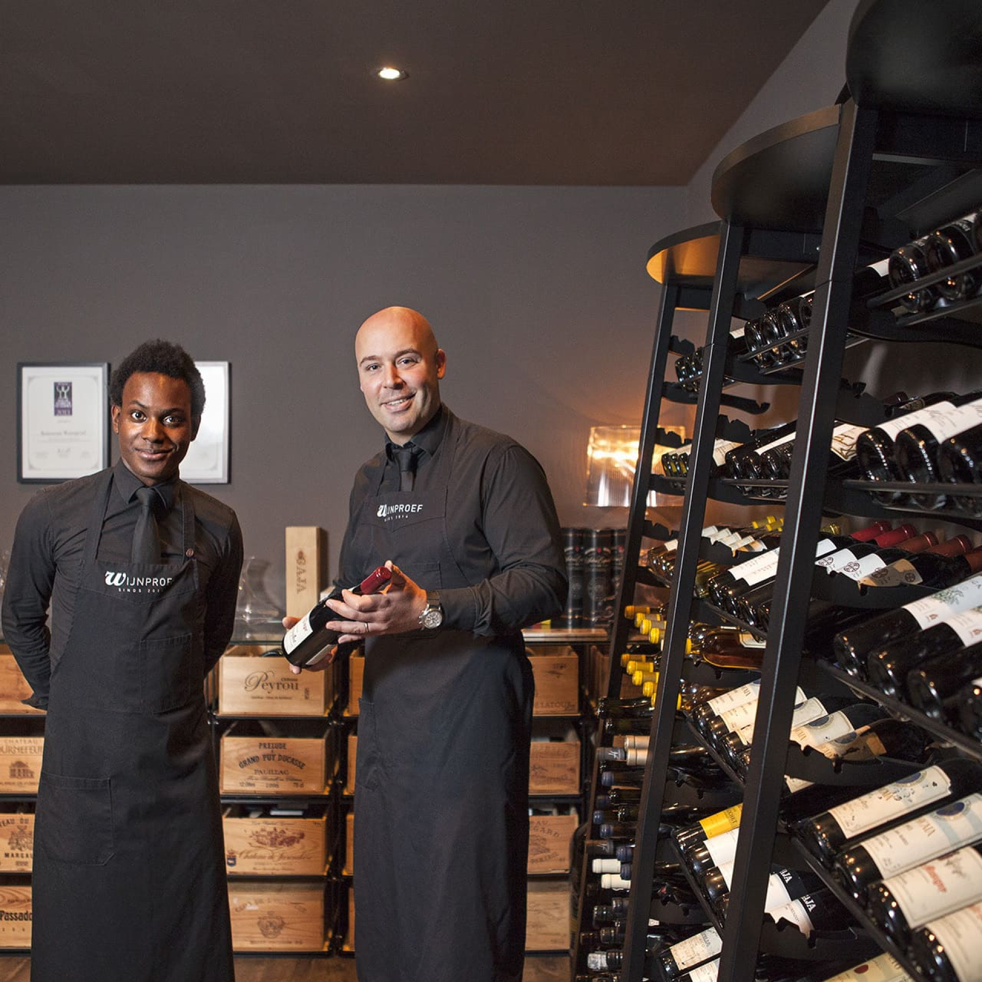 Optimieren Sie Ihren klimatisierten Weinraum und gestalten Sie Ihre Weinabteilungen mit dekorativen Displays und Regalen. Ein Raum zur Begrüßung und persönlichen Beratung, um Ihre Identität zu stärken und die Loyalität Ihrer Kunden zu stärken.