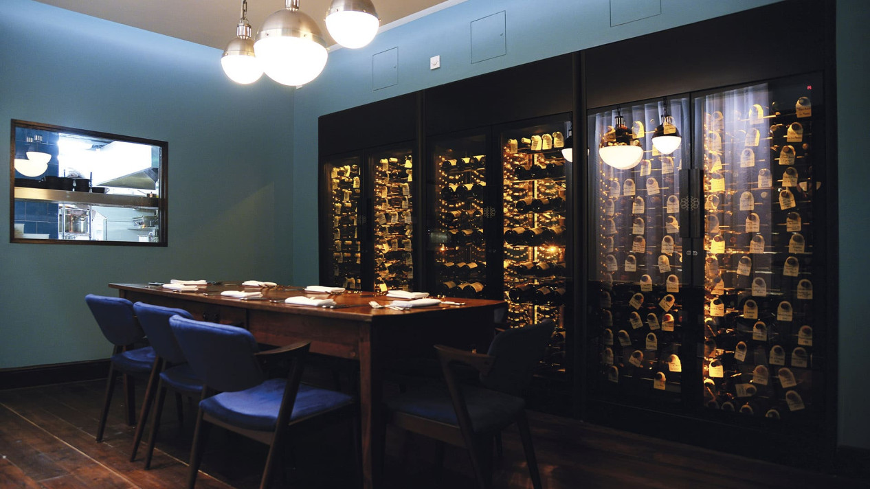 Entdecken Sie die schönsten Einrichtungen und Grundrisse von Restaurants, Hotels, Weinstube und Weinbars, in denen Sie mit unseren Weinvitrinen und -lagern die originellsten Inneneinrichtungen schaffen können. Entdecken Sie die schönsten Einrichtungen und Grundrisse von Restaurants, Hotels, Weinstube und Weinbars, in denen Sie mit unseren Weinvitrinen und -lagern die originellsten Inneneinrichtungen schaffen können.