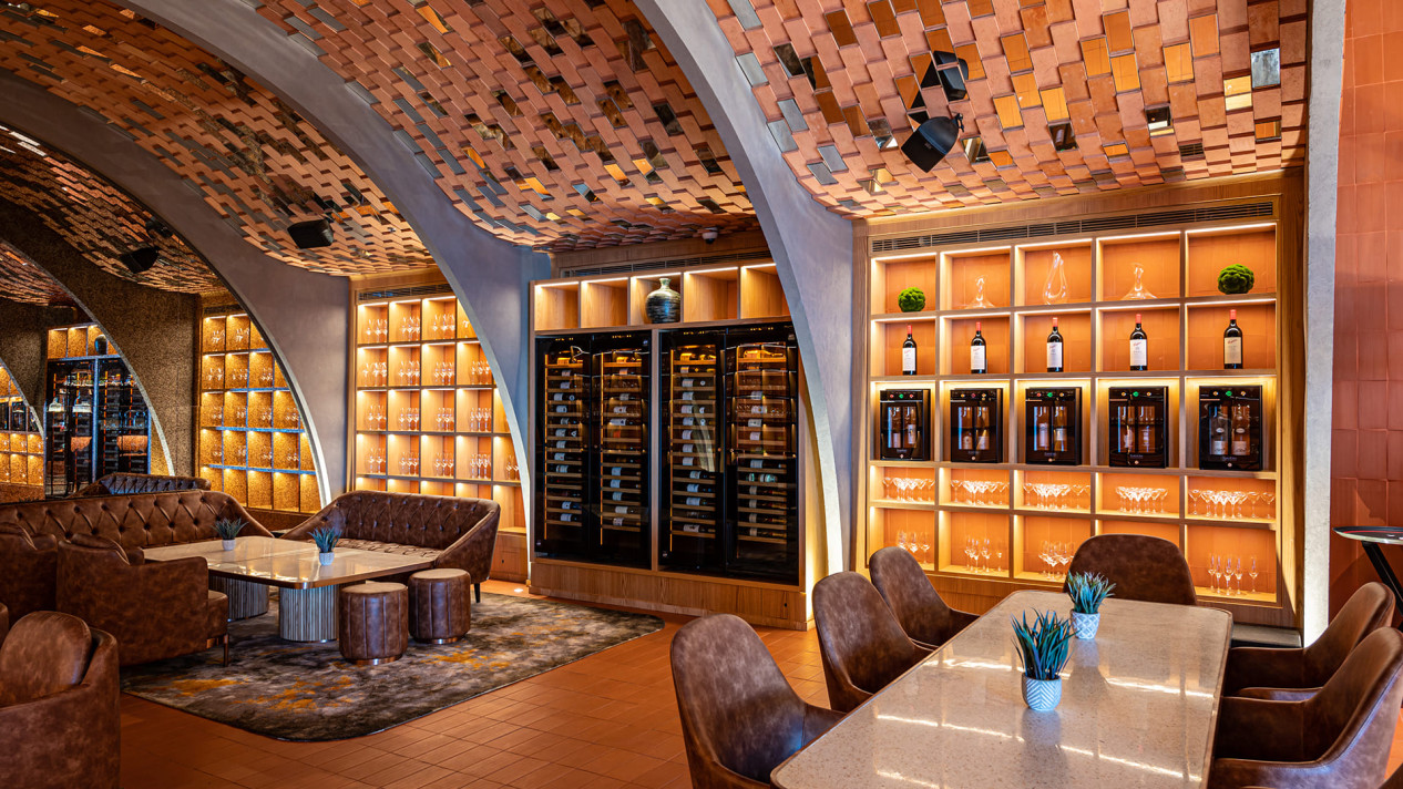Umsetzung eines Restaurantarchitekturprojekts mit integrierten Weinklimaschranken und einer EuroCave-Lösung für den Weinservice. Designideen für Restaurants und Bars. Umsetzung eines Restaurantarchitekturprojekts mit integrierten Weinklimaschranken und einer EuroCave-Lösung für den Weinservice. Designideen für Restaurants und Bars.