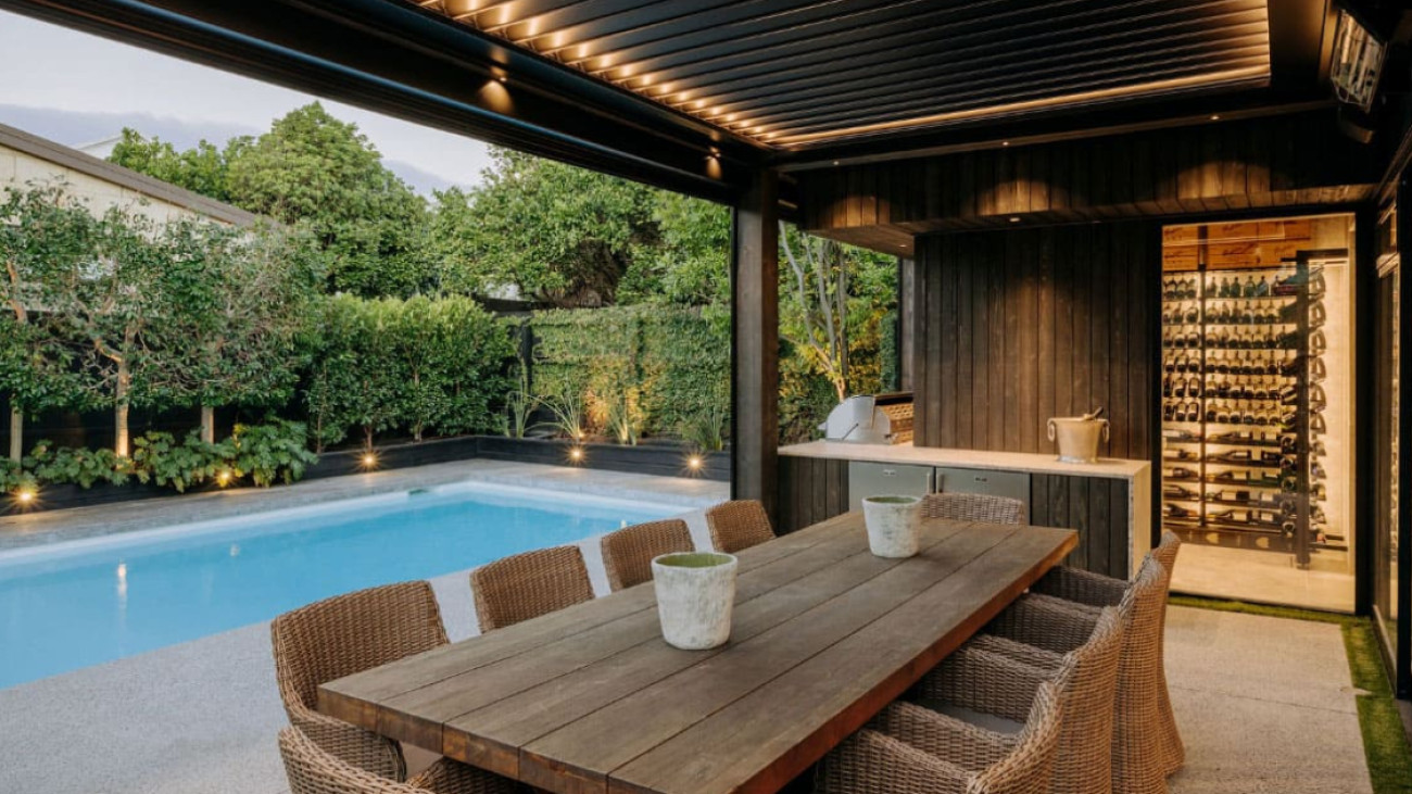 Gestaltung eines luxuriösen Hauses mit einem Weinzimmer, das von der Außenterrasse mit Pool sichtbar ist – Modulo-X Gestaltung eines luxuriösen Hauses mit einem Weinzimmer, das von der Außenterrasse mit Pool sichtbar ist – Modulo-X