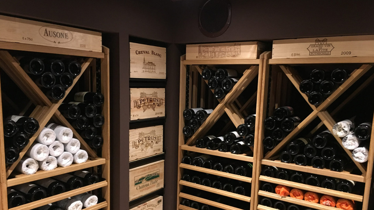 Wie hoch ist das Reifepotenzial von tanninreichen Weinen? Foto des modularen Holz-Weinlagers von EuroCave. Wie hoch ist das Reifepotenzial von tanninreichen Weinen? Foto des modularen Holz-Weinlagers von EuroCave.