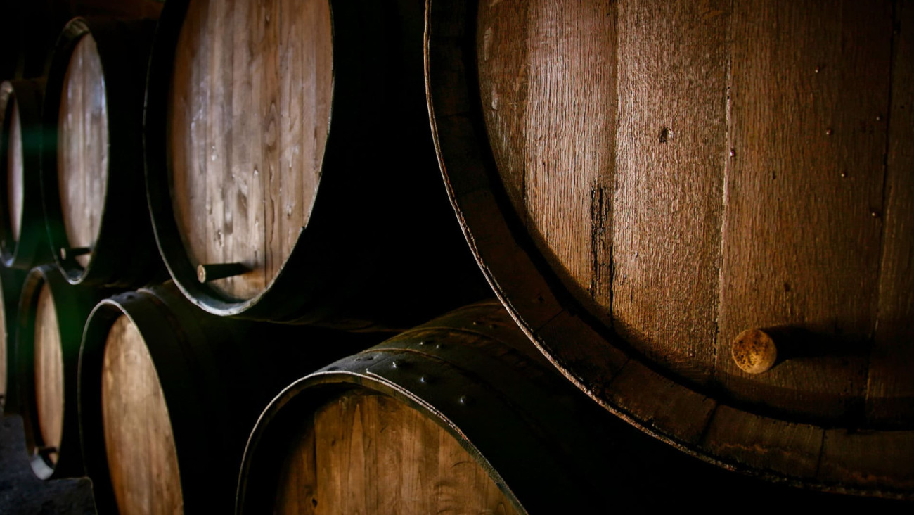 Foto von Fässern, in denen der Wein im Keller des Winzers vor der Abfüllung gereift wird. Foto von Fässern, in denen der Wein im Keller des Winzers vor der Abfüllung gereift wird.