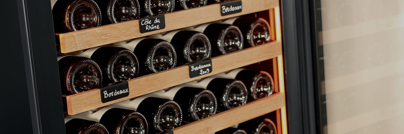 Quelles différences entre une cave à vin pas cher et une cave à vin haut de gamme ? Les performances, l'expertise, la fabrication, la durabilité, l'ergonomie, l'équipement, mais aussi la taille et le design sont des éléments clefs pour faire le bon choix.