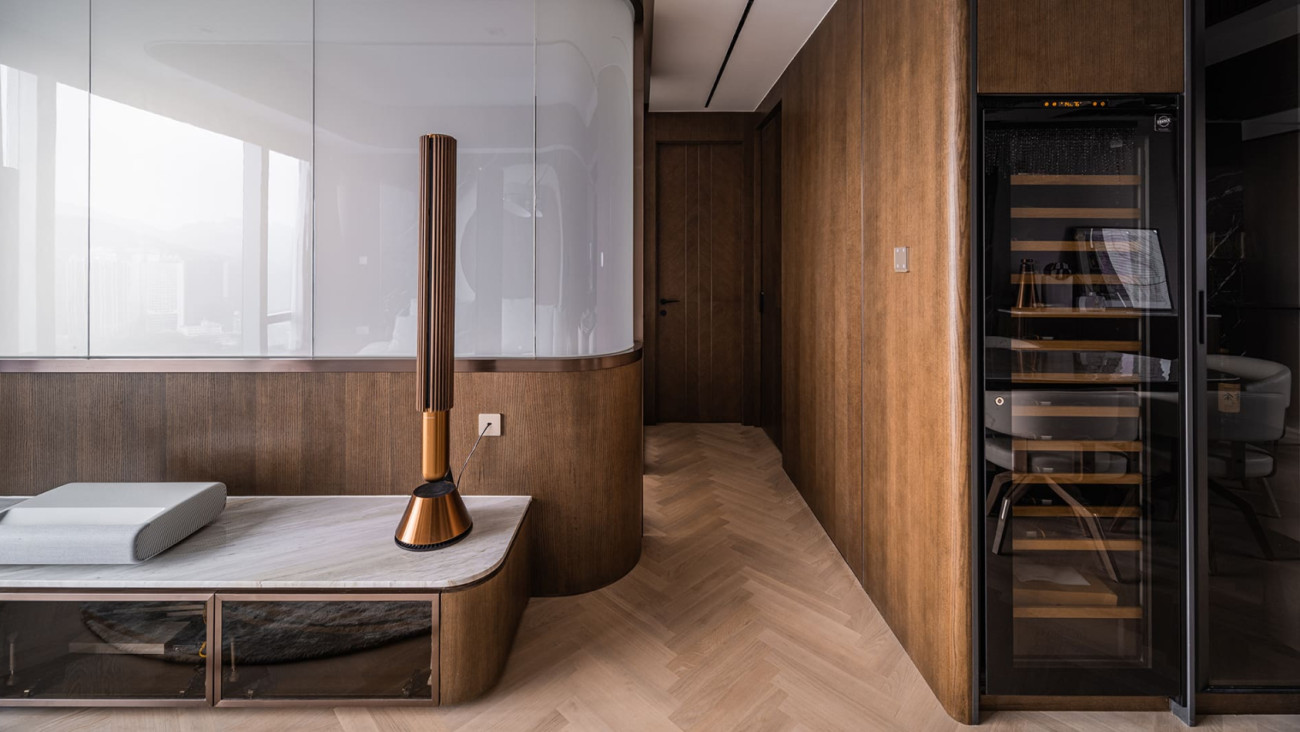 Elegantes, stilvolles Interior Design mit integrierter Weinkühschrank in einem maßgefertigten Projekt in Hongkong von Apollo Design HK Limited Elegantes, stilvolles Interior Design mit integrierter Weinkühschrank in einem maßgefertigten Projekt in Hongkong von Apollo Design HK Limited