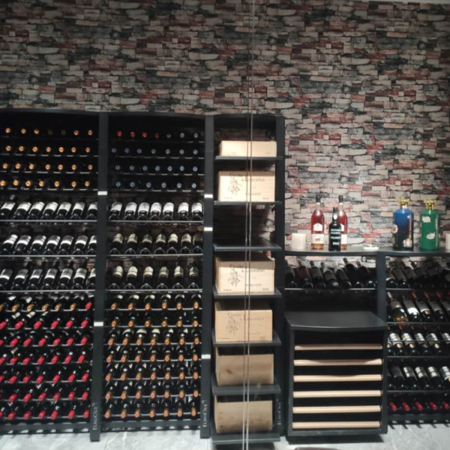 Klimatisierte Weinvitrine. Modulare und funktionale Weinlagerung aus Metall mit ausziehbaren Racks oder Weinkisten-Optionen. Individuelle Flaschenhalter. Klimatisierte Weinvitrine. Modulare und funktionale Weinlagerung aus Metall mit ausziehbaren Racks oder Weinkisten-Optionen. Individuelle Flaschenhalter.