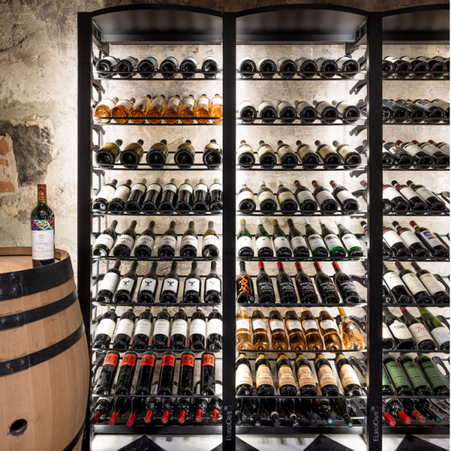 Robuste modulare Metallregale für klimatisierte Weinräume. Weinauslage und -lagerung mit hoher Kapazität. Robuste modulare Metallregale für klimatisierte Weinräume. Weinauslage und -lagerung mit hoher Kapazität.