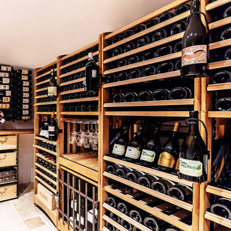 Weinkeller der Wine Story. Modulothèque Weinregale aus Massivholz.