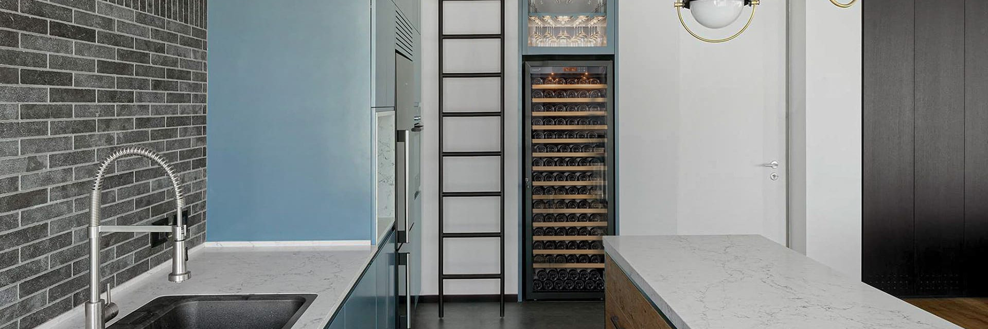 cave-a-vin-pure-encastree-cuisine-ouverte-bleu-vert-echelle-1.jpg cave-a-vin-pure-encastree-cuisine-ouverte-bleu-vert-echelle-1.jpg