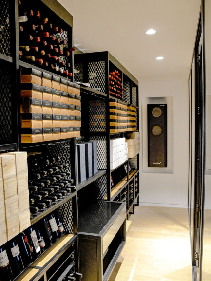 Weinkeller-Klimaanlage zur Wiederherstellung optimaler Lagerbedingungen in einem Weinzimmer – Inoa EuroCave Weinkeller-Klimaanlage zur Wiederherstellung optimaler Lagerbedingungen in einem Weinzimmer – Inoa EuroCave