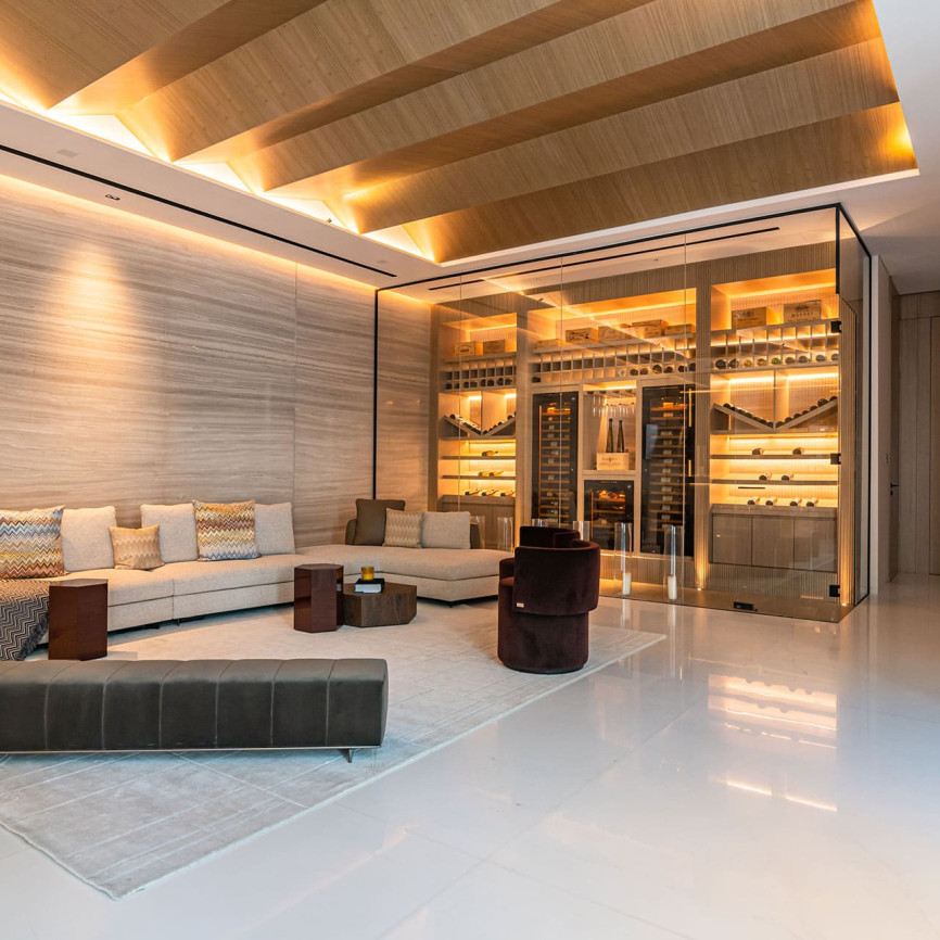 Beeindruckender klimatisierter Weinkeller, integriert in die Innenarchitektur eines Luxushauses. Beeindruckender klimatisierter Weinkeller, integriert in die Innenarchitektur eines Luxushauses.