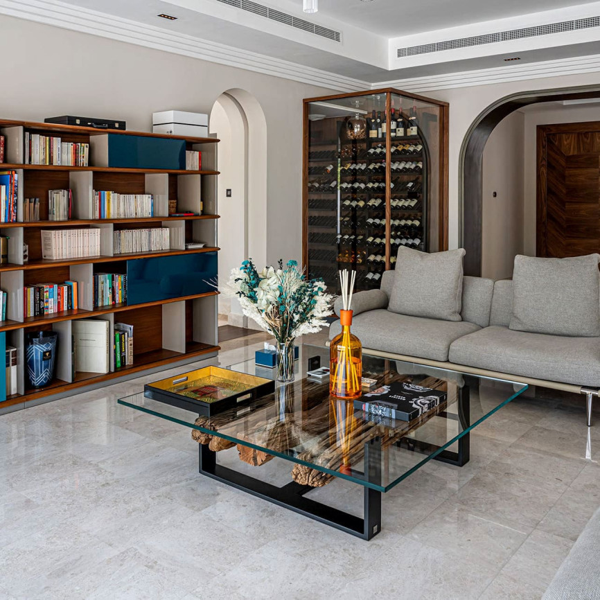 Klimatisierter Weinvitrinenbereich, eingerichtet im Wohnzimmer eines modernen Hauses. Klimatisierter Weinvitrinenbereich, eingerichtet im Wohnzimmer eines modernen Hauses.