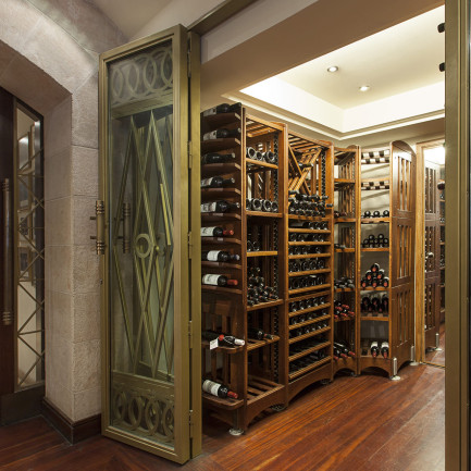 Traumhaftes Weinzimmer - Weinregal aus traditioneller massiver Eiche als begehbarer Kleiderschrank für den Wein. Modulothek EuroCave Traumhaftes Weinzimmer - Weinregal aus traditioneller massiver Eiche als begehbarer Kleiderschrank für den Wein. Modulothek EuroCave