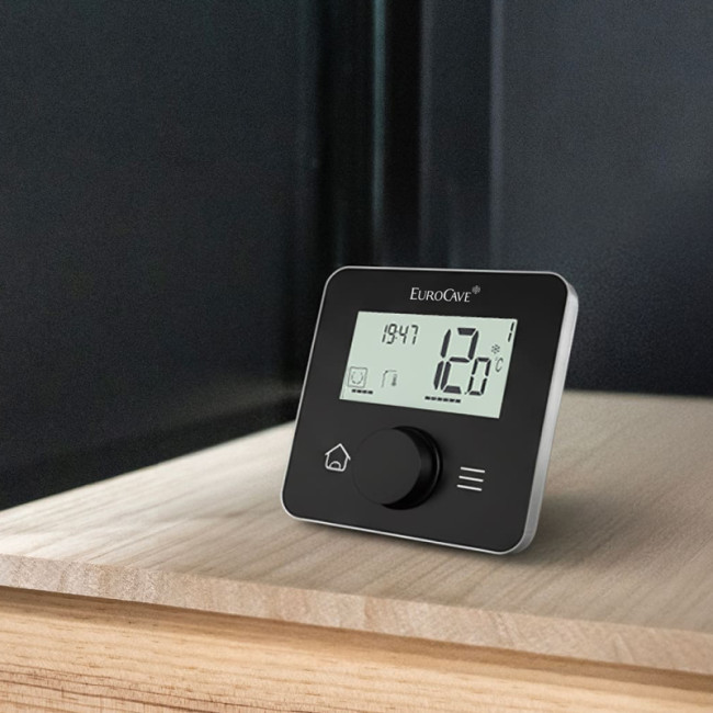 Weinkeller-Klimaanlage mit Fernbedienung zur Fernsteuerung und Steuerung der Temperatur und Luftfeuchtigkeit im Raum. Weinkeller-Klimaanlage mit Fernbedienung zur Fernsteuerung und Steuerung der Temperatur und Luftfeuchtigkeit im Raum.