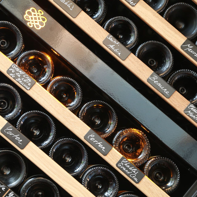 Weißer abwischbarer Marker zur Kennzeichnung von Weinflaschen im Weinklimaschrank