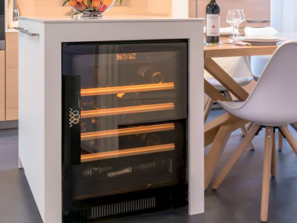 Petite cave a vin encastrable compact intégrée dans un îlot de cuisine