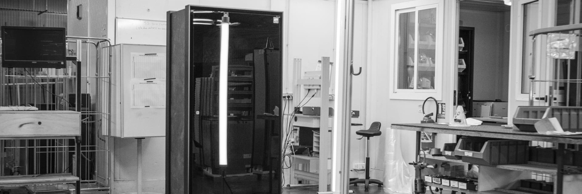 Qualitätstests während der Herstellung von Weinkühlschränken in Frankreich