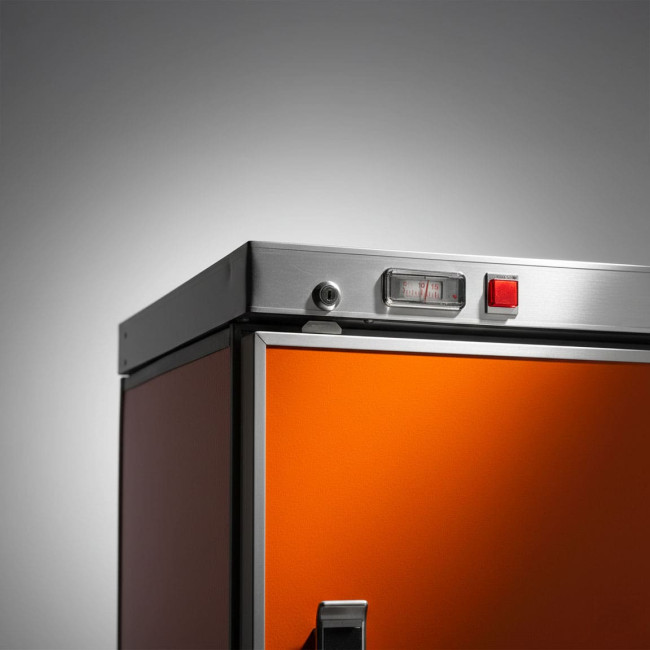 Frühe Weinkühlschrank Modelle im orangefarbenen Vintage Design als Zeichen der Innovation
