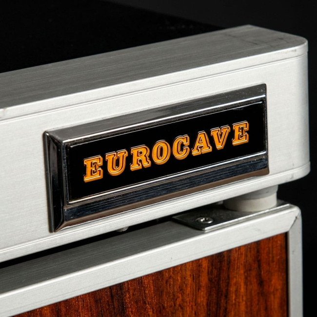 Historischer Weinkühlschrank mit Vintage Logo und Holzoptik