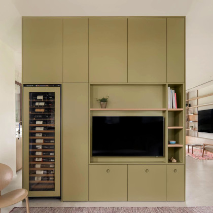 cave-a-vin-encastrable-integree-dans-un-magnifique-meuble-sur-mesure-vert-eurocave-inspiration-israel.jpg