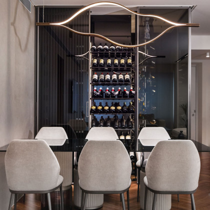 stilvoller-weinprasentationsbereich-mit-weinregalen-aus-metall-innenarchitektur-eurocave-installation-modulox-israel-shaiepsteinphotography.jpg